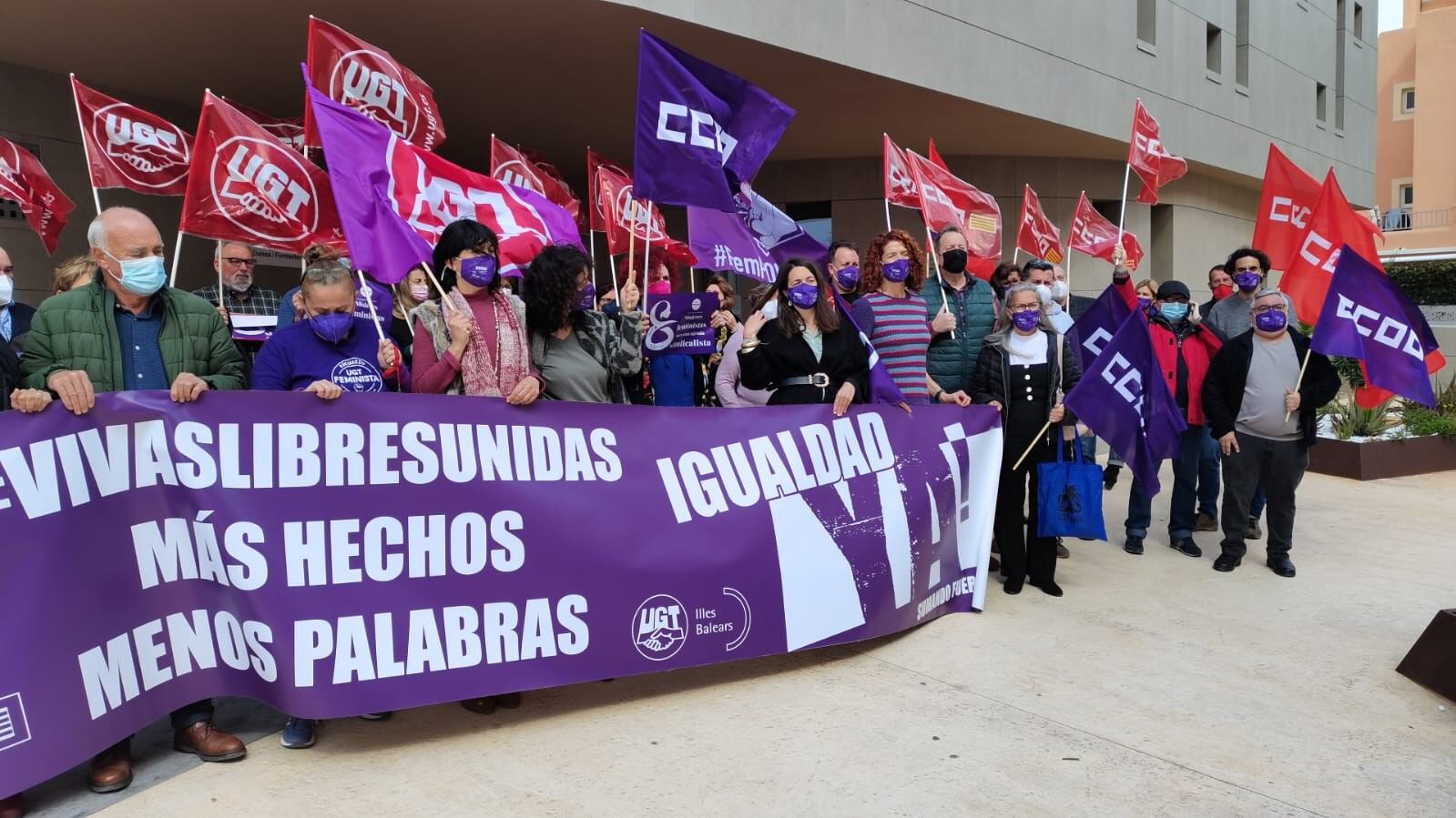 Un momento durante la concentración frente a la sede de los sindicatos en Ibiza