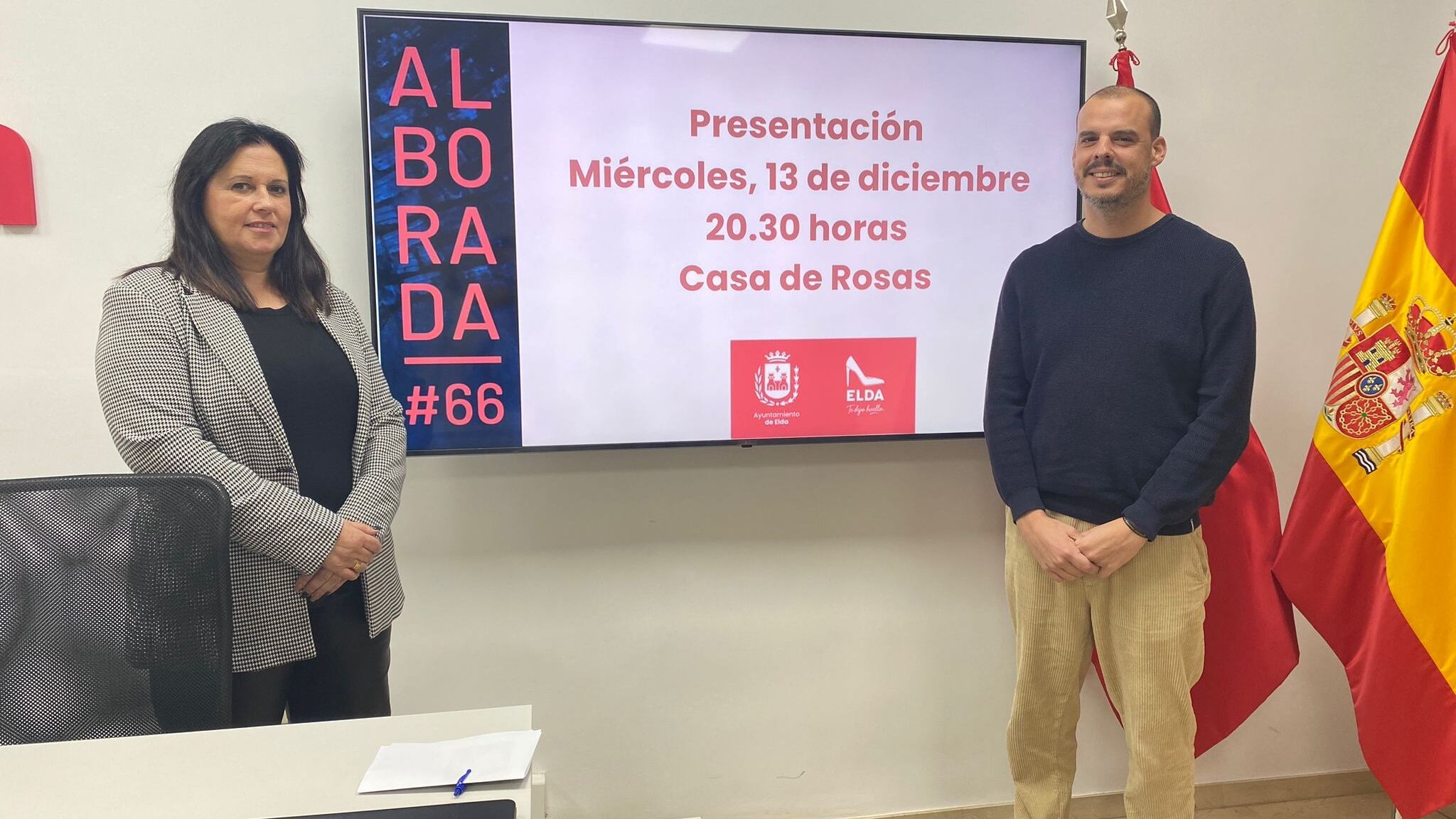 Loli Soler, directora del Consejo de Redacción de la revista Alborada junto a Iñaki Pérez, concejal de Cultura de Elda