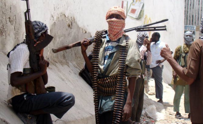 Milicias de Al Shabab en un mercado de Mogadiscio.