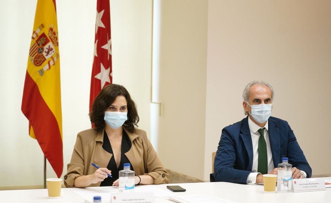 Ayuso junto al consejero de Sanidad, Enrique Ruiz Escudero.