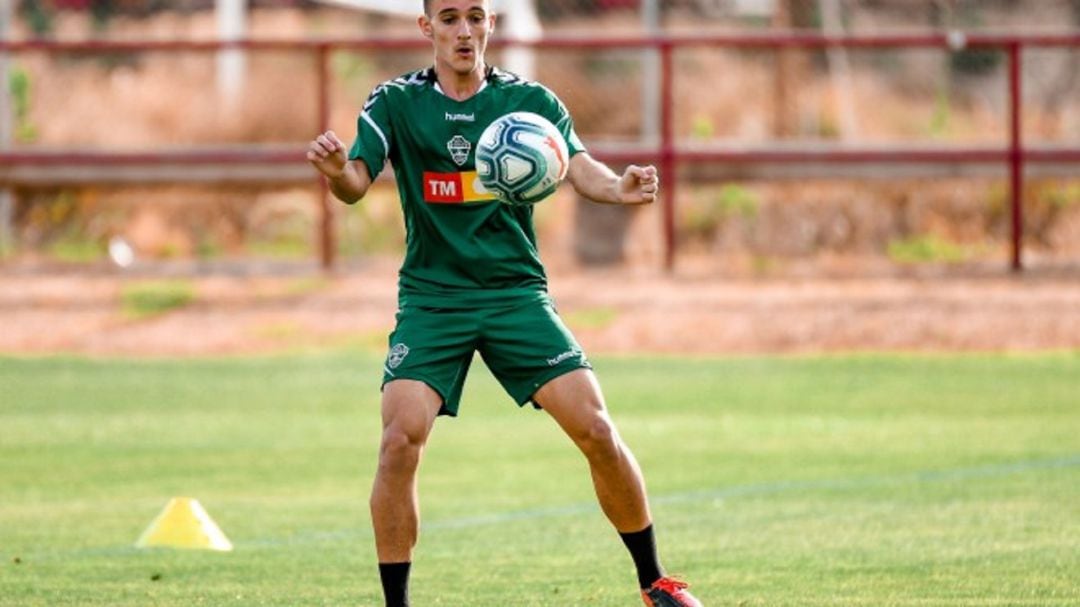 Diego Bri se dispone a controlar un balón en un entrenamiento