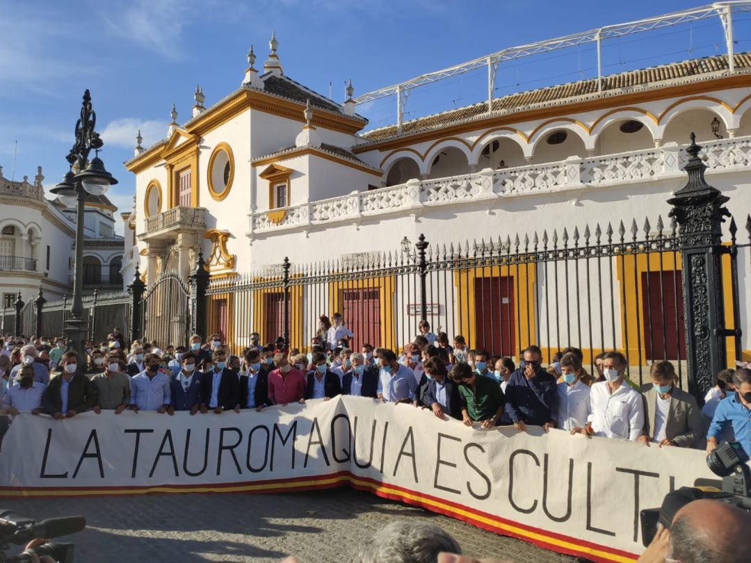 La marcha en defensa de la fiesta de los toros ha arrancado junto a la Real Maestranza