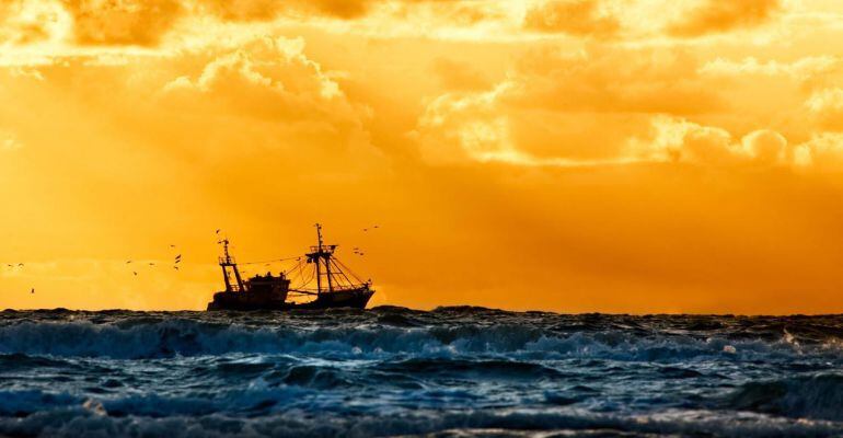 Un pesquero regresa tras la faena