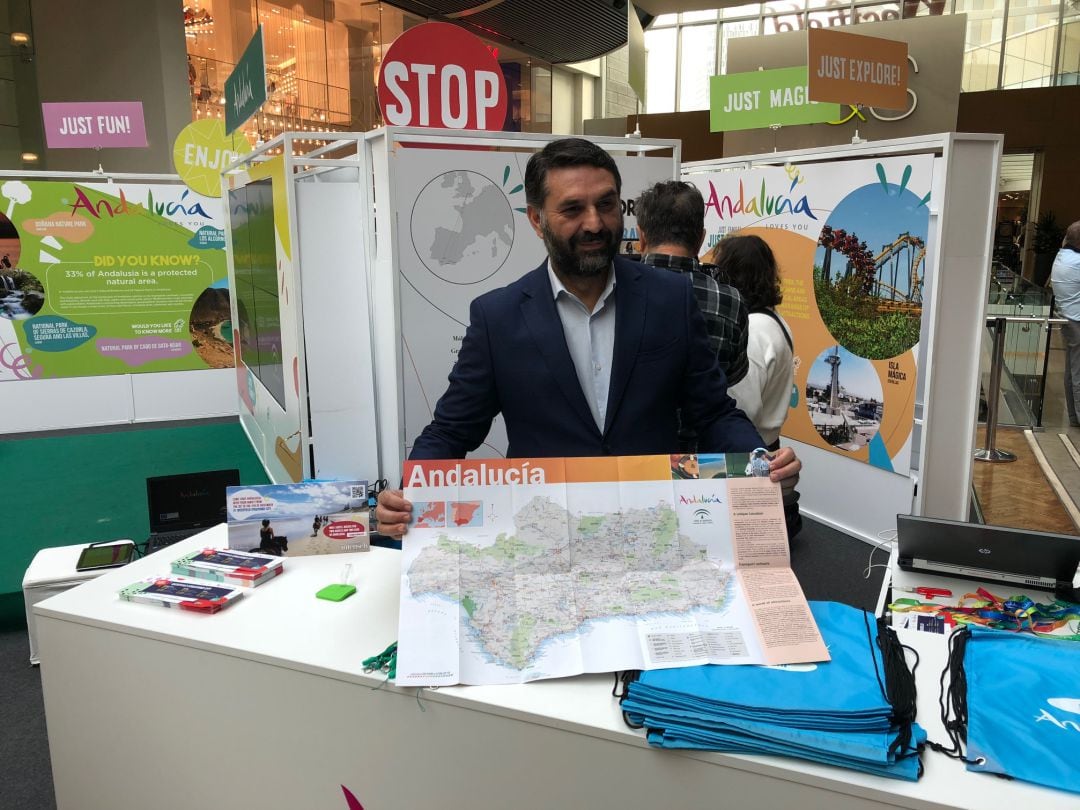 El consejero de Turismo de la Junta de Andalucía, Javier Fernández, durante la acción directa al consumidor en Londres este domingo