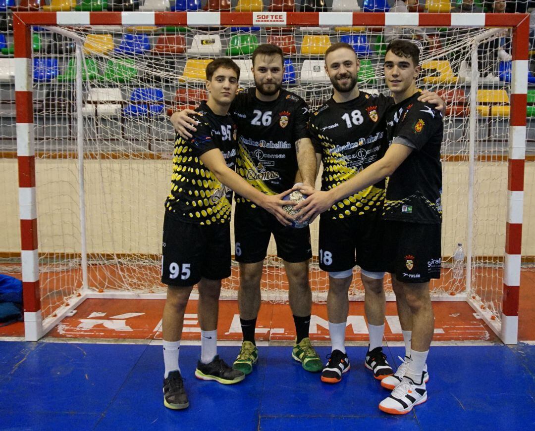 Juan Carlos (1º I), Chema (2º I), Pepe (2º D) y David (1º D) coincidieron en el primer equipo del Bm. Elda - C.E.E.