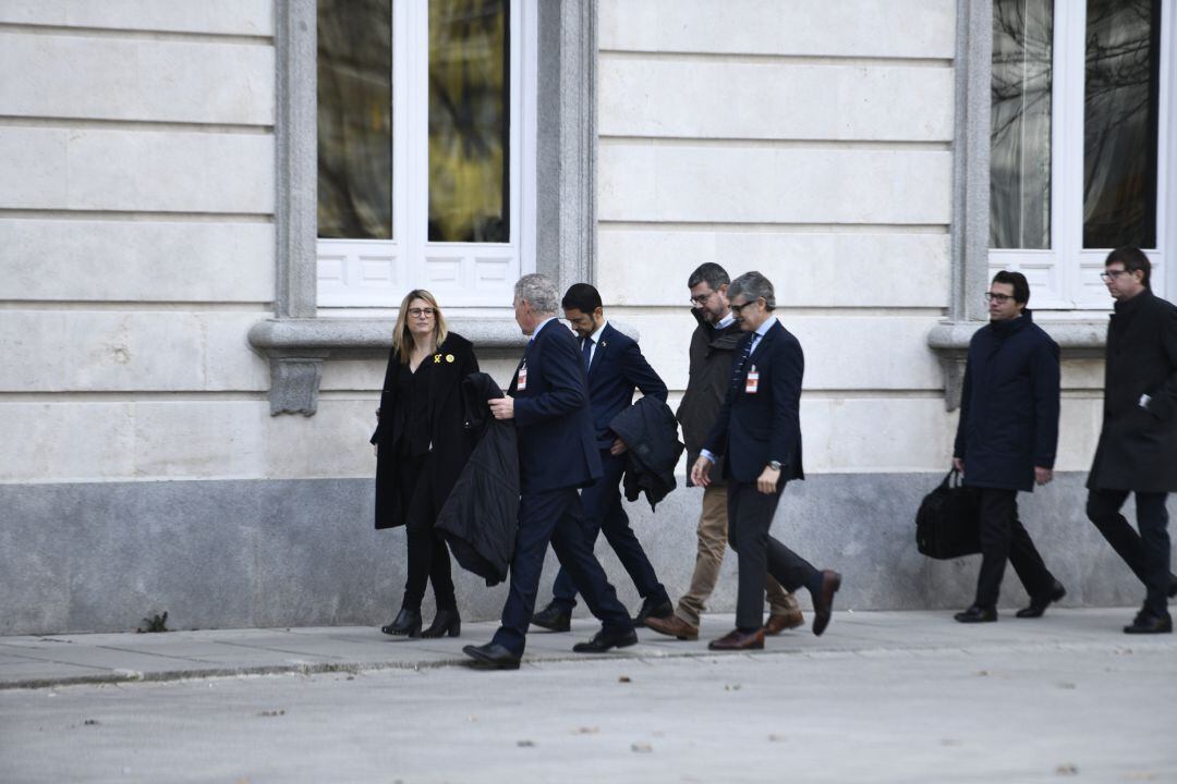 La consejera de Presidencia de la Generalitat, Elsa Atardi, se dirige al Tribunal Supremo, acompañada de otros cargos políticos como el consejero de Territorio, Damà Calvet (en la imagen detrás de Atardi) en la cuarta jornada del juicio del procés. 