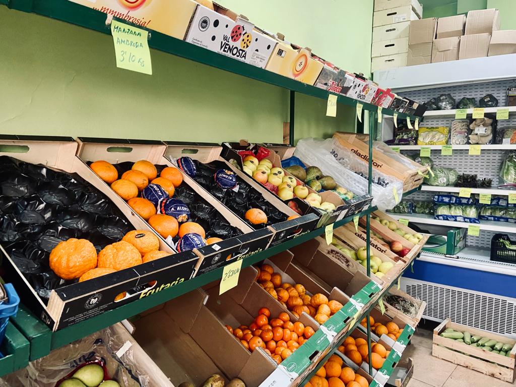 Estantes de una frutería en Córdoba, con mercancía reducida debido a la huelga de los transportistas