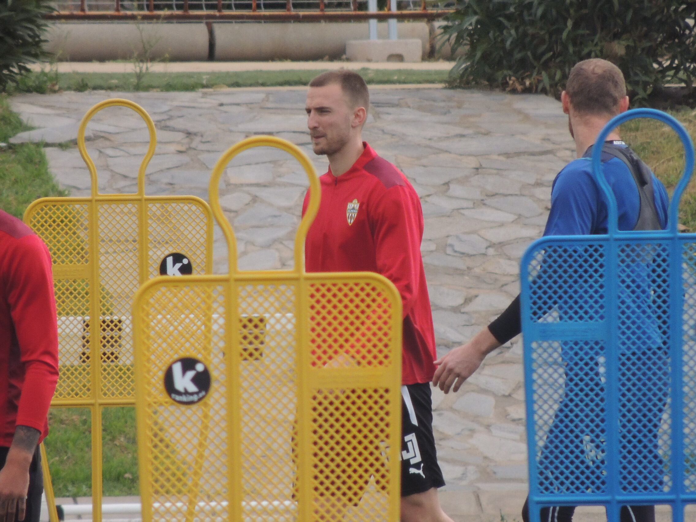 Rodrigo Ely, brasileño de 28 años, entrena este lunes.