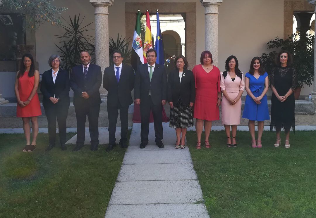 Foto de familia del nuevo Consejo de Gobierno de la Junta de Extremadura tras la toma de posesión de los consejeros
