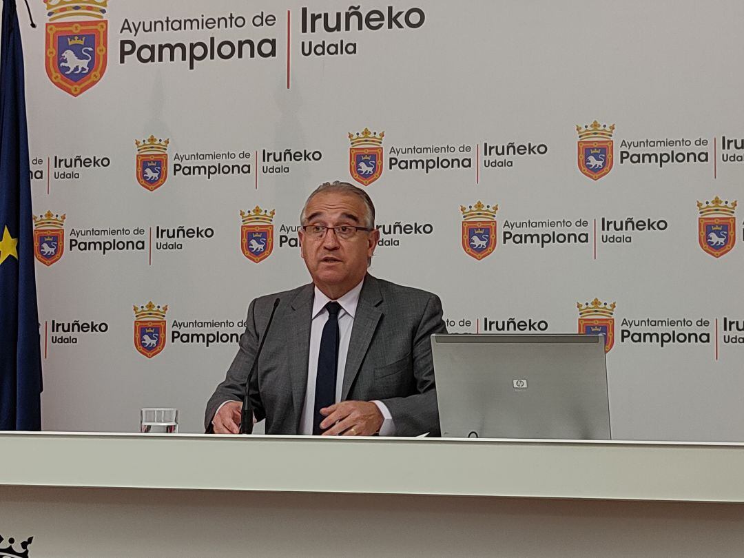 Enrique Maya, alcalde de Pamplona, durante la rueda de prensa de balance.