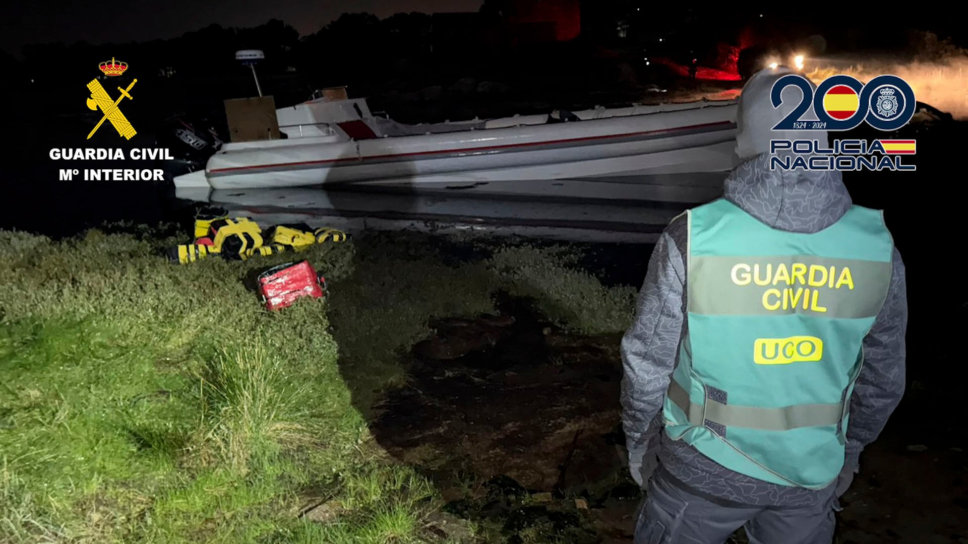 PONTEVEDRA, 16/01/2025.- La Guardia Civil, en una operación conjunta con la Policía Nacional, ha desarticulado una organización criminal cuando se encontraban alijando 1.100 kilos de cocaína en una embarcación de alta velocidad en el municipio pontevedrés de Vilanova de Arousa. En la operación han sido detenidas 7 personas y se ha intervenido la embarcación de 12 metros de eslora y 1350 caballos de potencia, además de una pistola, dos vehículos y equipos de comunicación. EFE/Guardia Civil
