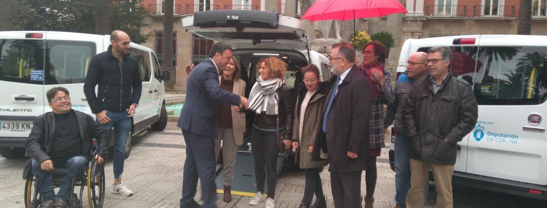 La Diputación entrega nuevas furgonetas para el transporte de personas con diversidad funcional