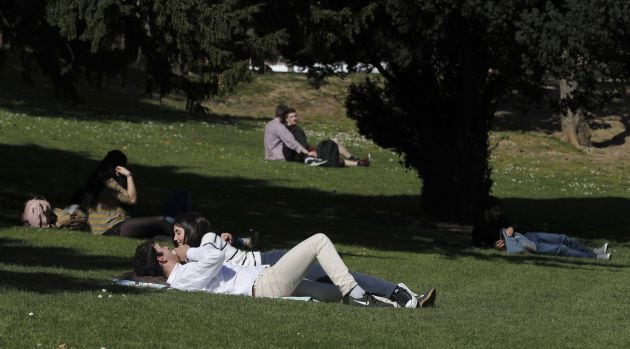 Jóvenes disfrutan de las altas temperaturas en Bilbao.