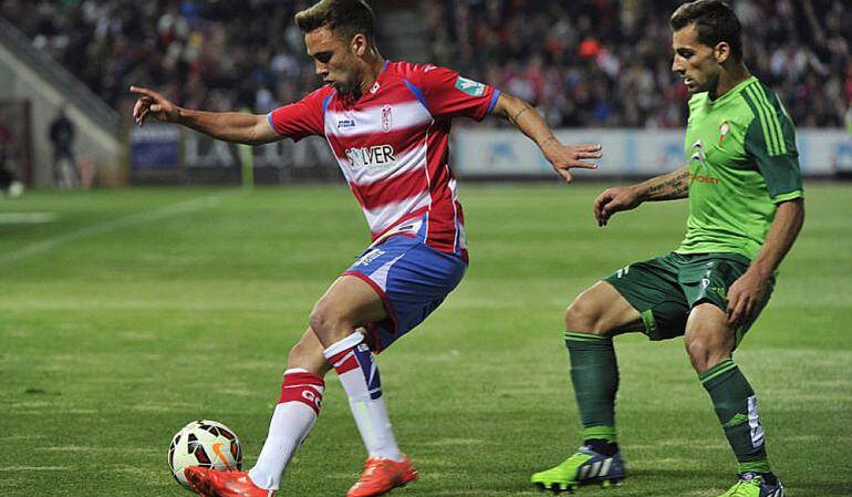 Robert Ibáñéz (i), durante un partido de su primera temporada cedido en el Granada C.F.