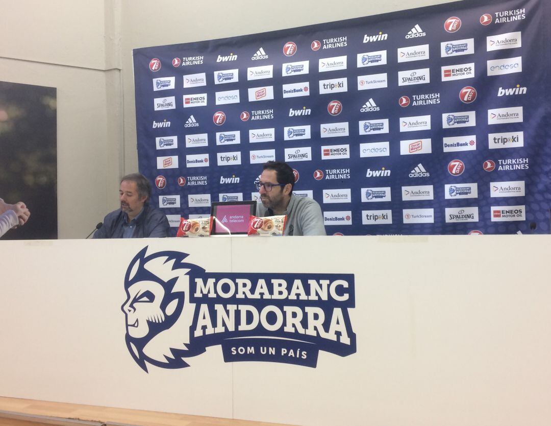 Paco Vázquez acompanyat del cap de comunicació, Gabriel Fernández.