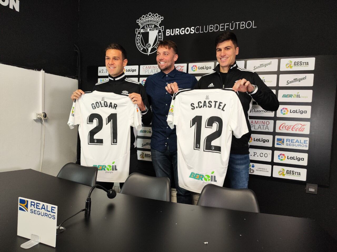 Presentación de David Goldar y Sergio Castel como nuevos jugadores del Burgos CF. Junto a ellos, Miguel Pérez 'Michu', director deportivo del club blanquinegro. / Foto: Radio Castilla
