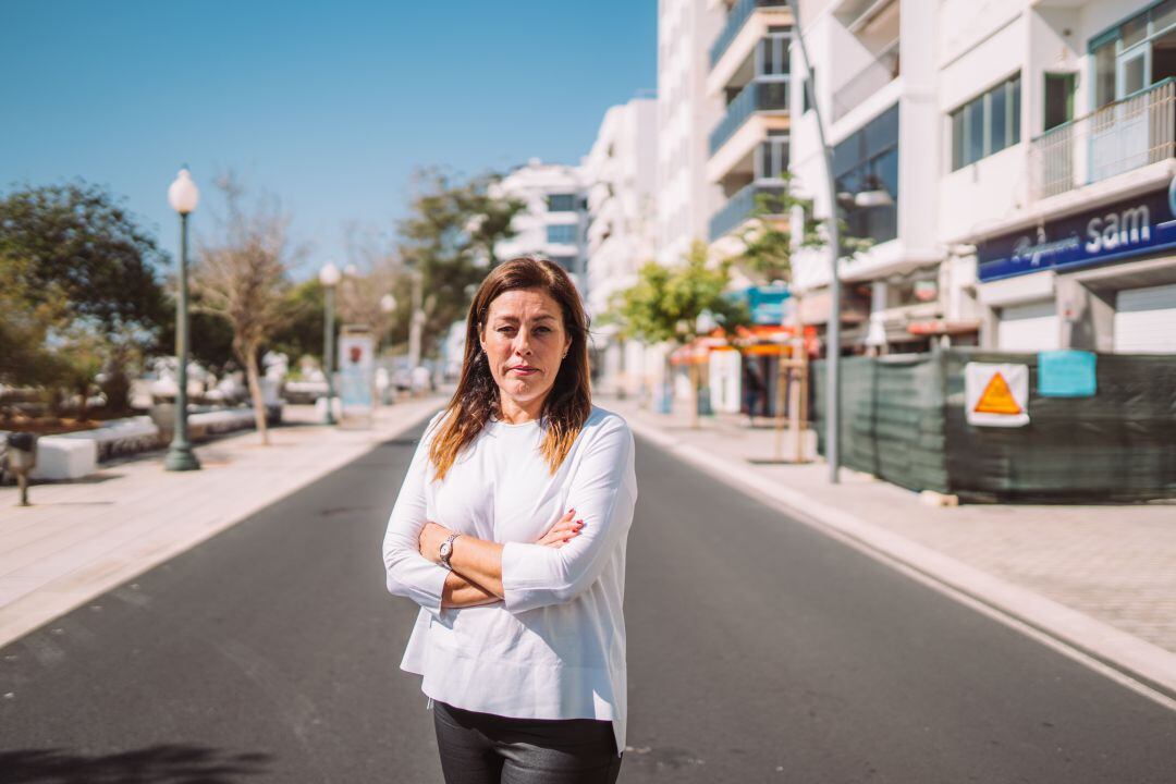 Ástrid Pérez en la Avenida Marítima de Arrecife.