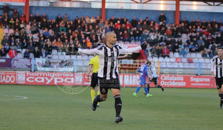 Sergio Molina celebra su gol en Extremadura.