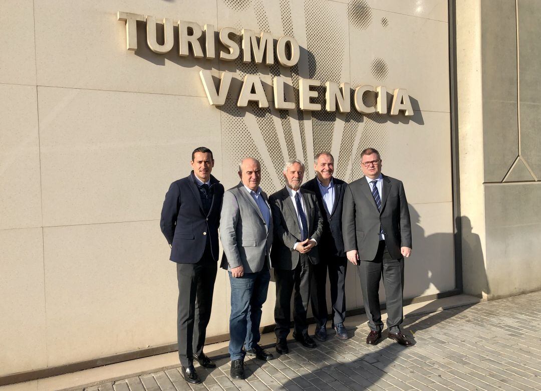 Representante de Hosbec, Carlos De Selva; presidente de Aevav, Miguel Jiménez; concejal de Turismo e Internacionalización y presidente de Visit València, Emiliano García; director de Visit València, Antonio Bernabé; representante de gremio de hoteleros, Luis Martí