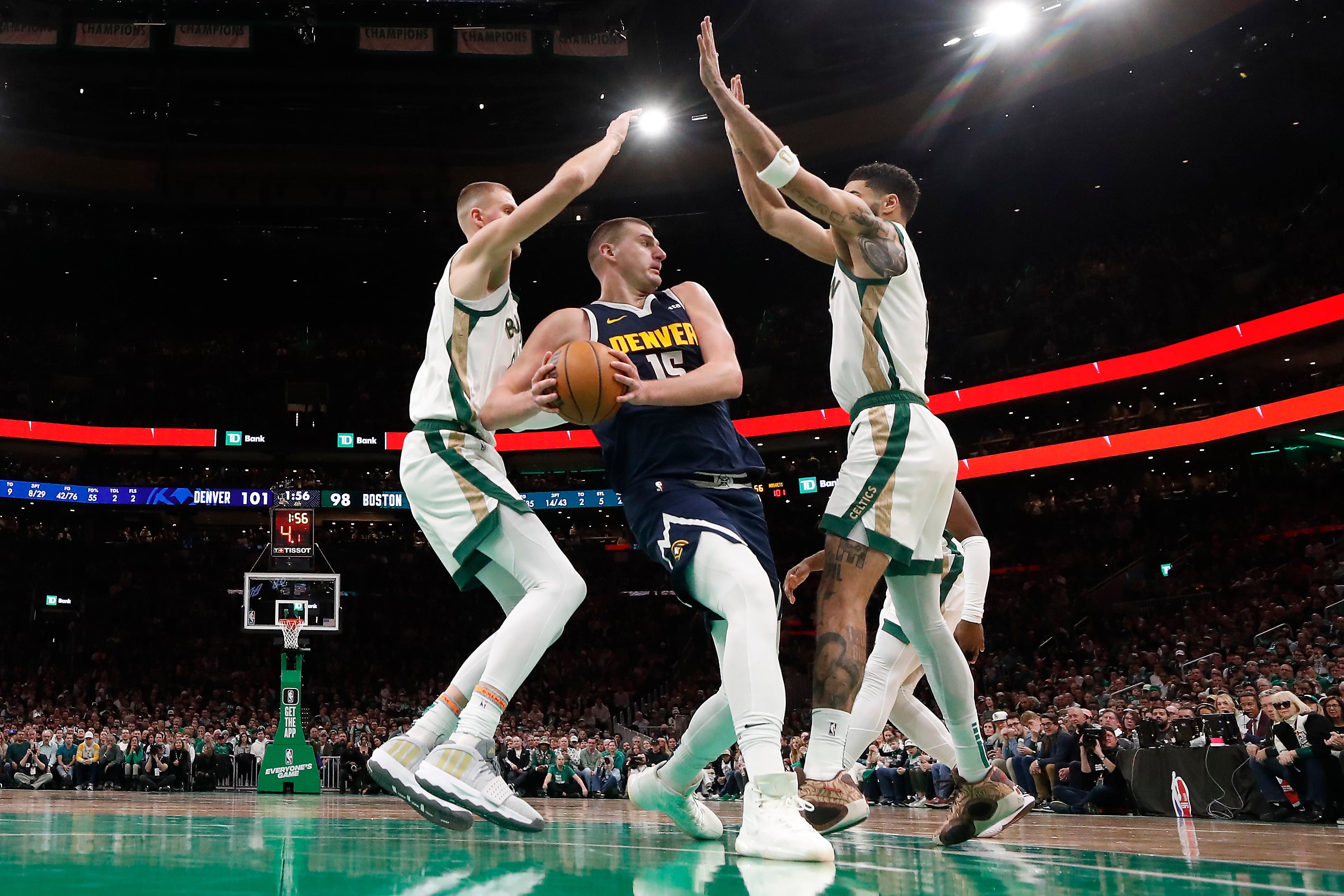 Jokic busca anotar durante el partido ante los Celtics.