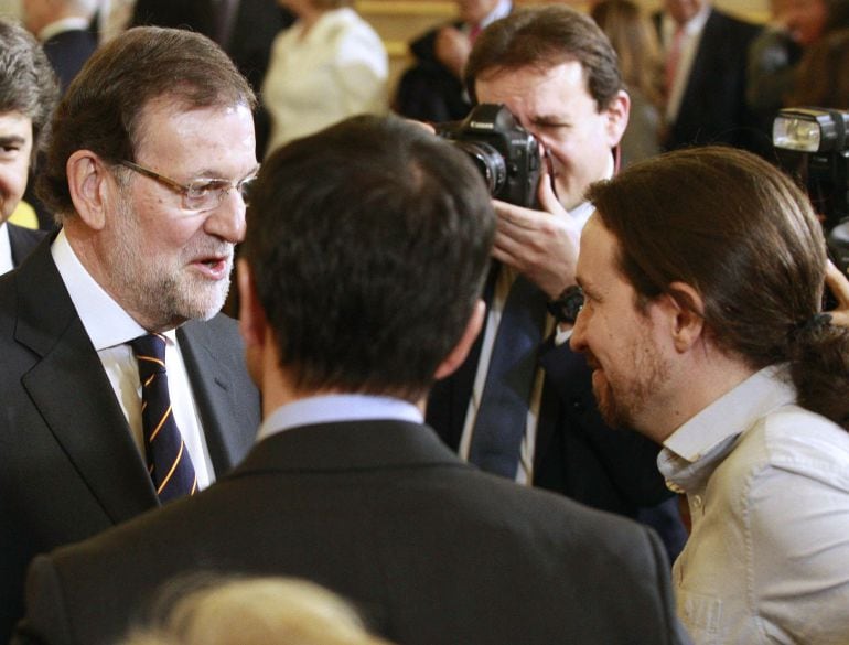 El presidente del Gobierno y candidato a la reelección, Mariano Rajoy, conversa con el líder de Podemos, Pablo Iglesias, y el de UPYD, Andrés Herzog.