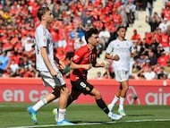 PALMA DE MALLORCA (ISLAS BALEARES), 04/04/2026.- El centrocampista del Mallorca Manu Morlanes (c) celebra tras anotar el primer gol de su equipo durante el partido de la jornada 30 de LaLiga EA Sports, que disputan el RCD Mallorca y el Real Madrid este sábado, en Son Moix, Palma de Mallorca. EFE/ Miquel A. Borràs
