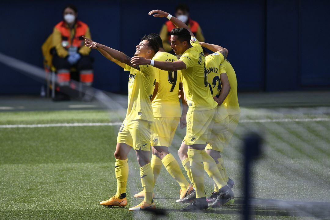 Yeremi Pino celebra con el resto del equipo el gol que le ha dado el triunfo al Villarreal