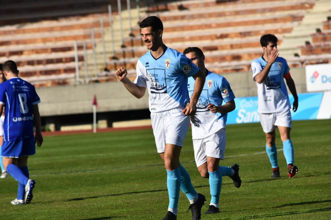 Aythami celebra sobre el césped del Vero Boquete uno de sus cuatro goles al Porriño