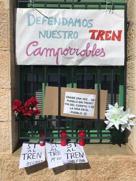 Algunas de las pancartas que los vecinos de Camporrobles han colocado en la estación de tren de la localidad.