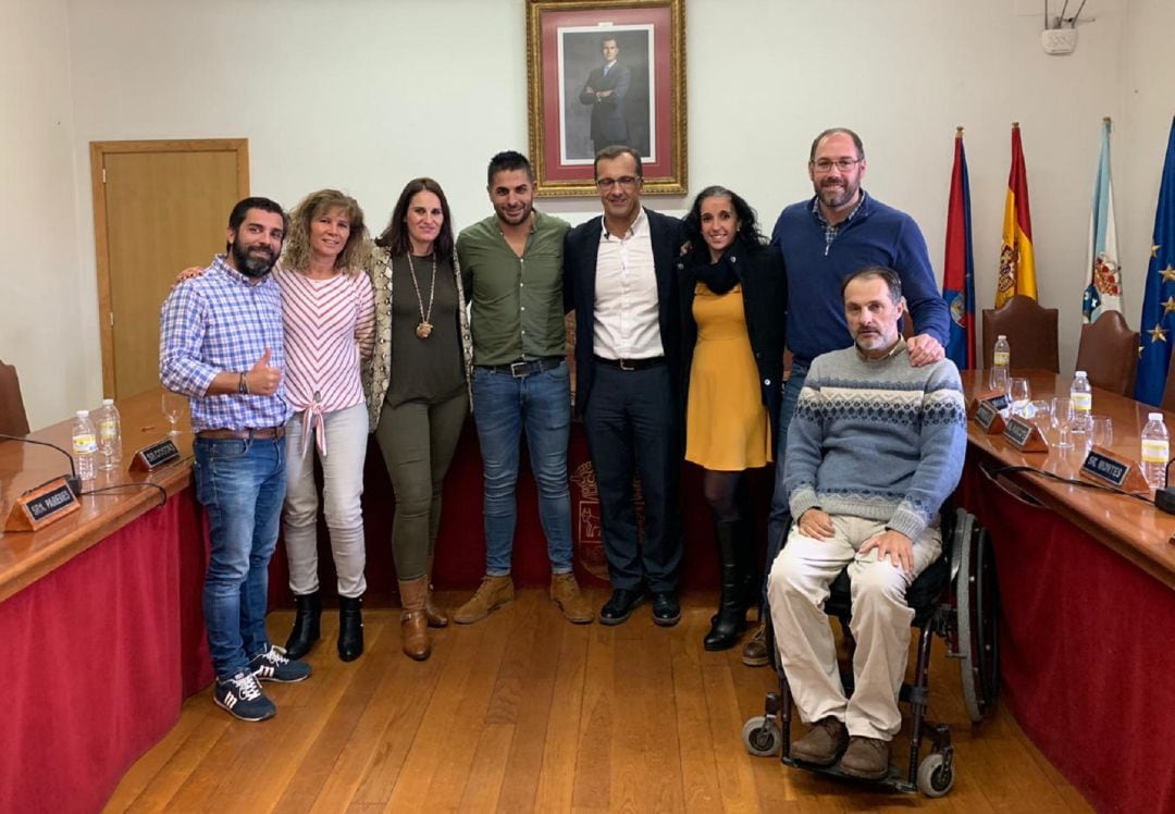 Ángel Rodal, alcalde de Baiona (cuarto por la derecha), junto a su equipo de gobierno en el salón de plenos.
