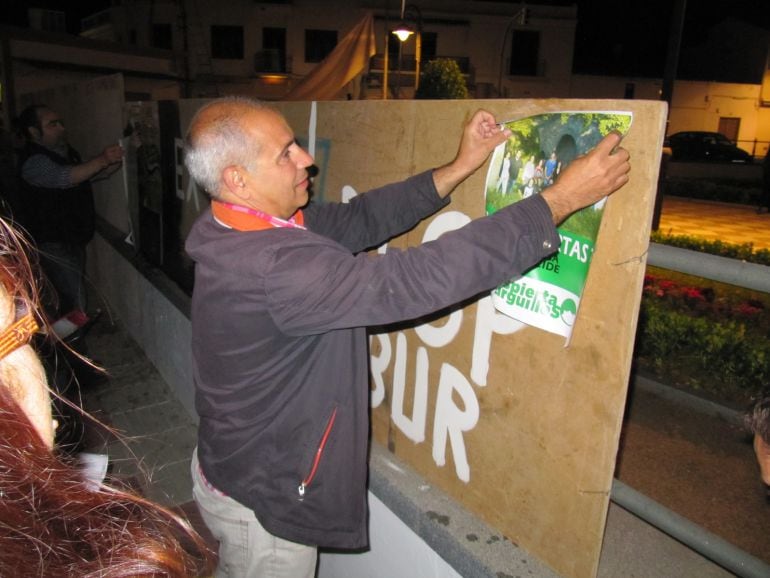 Manuel LIma, en la pegada de carteles en la campaña del 24M.