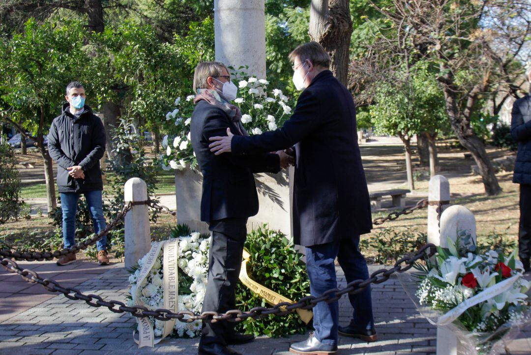 El hijo de Manuel Broseta, Pablo Broseta, ha depositado una corona de flores junto al president de la Generalitat, Ximo Puig, durante el homenaje por los 30 años del asesinato del profesor a manos de ETA. 