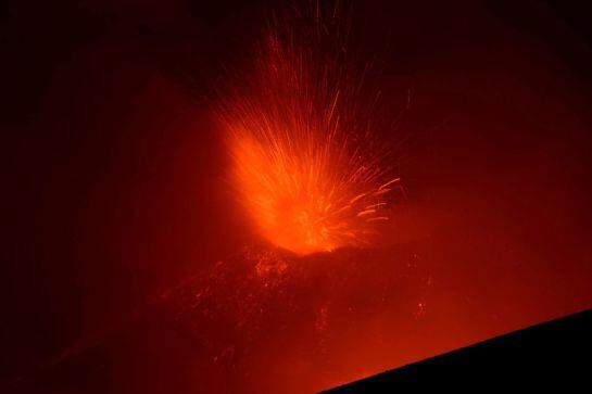 El Etna entra en erupción de nuevo en Catania, en la isla de Sicilia.