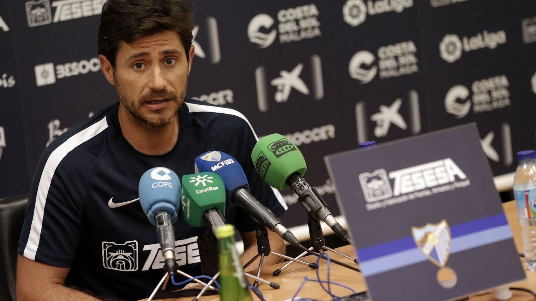 Víctor contesta una pregunta en su comparecencia de prensa