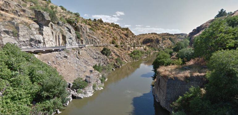 El río Tajo a su paso por el puente de Alcántara, de Toledo.