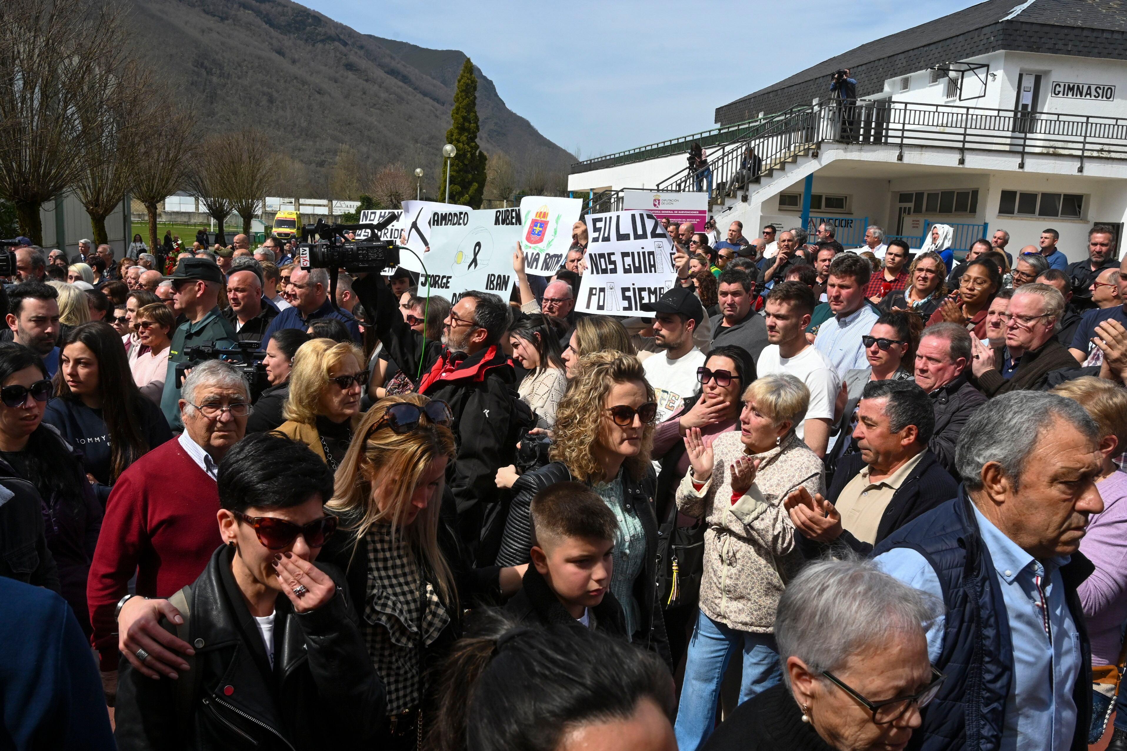 VILLABLINO (LEÓN) 02/04/2025.- Los vecinos aplauden a los familiares y amigos de los fallecidos tras la misa funeral este miércoles en el polideportivo municipal de Villablino (León) de cuatro de los cinco minero que el pasado lunes perdieron la vida en la explosión en una mina de Cerredo (Asturias) . EFE/J.Casares