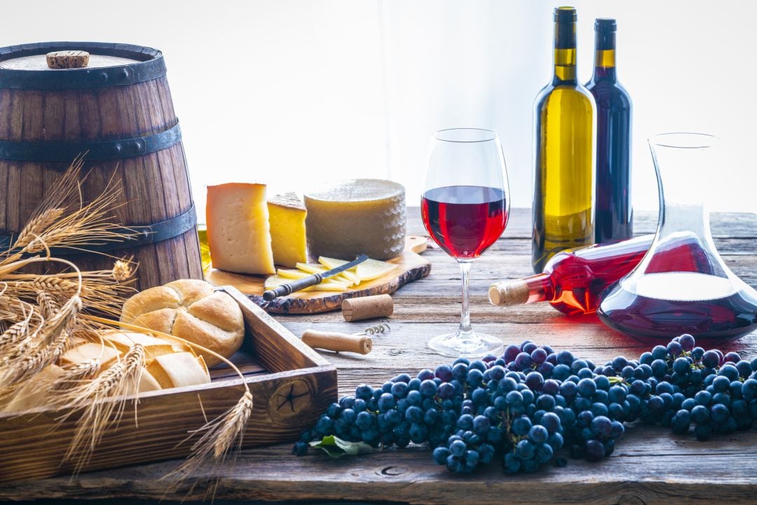 El vino y el aceite son dos los alimentos básicos de la dieta mediterránea.