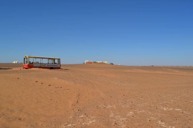 El viejo autobús urbano abandonado marca la frontera entre Argelia, Mauritania y el Sáhara Occidental en pleno desierto