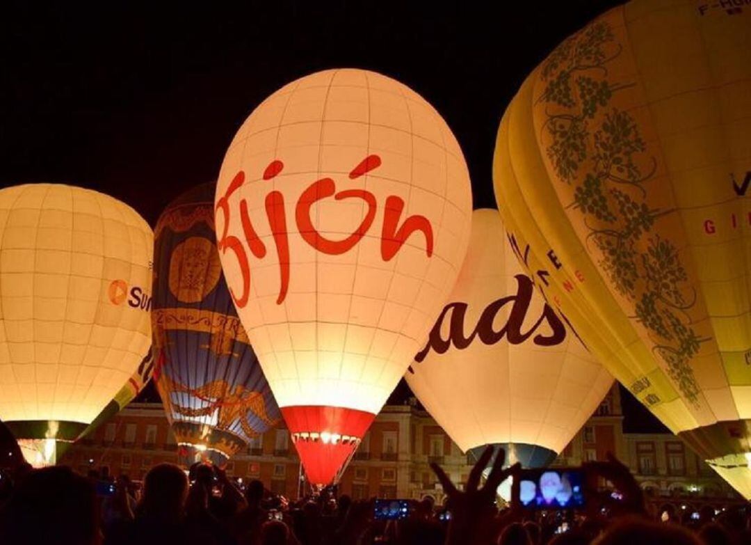 Globo de Gijón en una de las exhibiciones nocturnas realizadas en 2018.