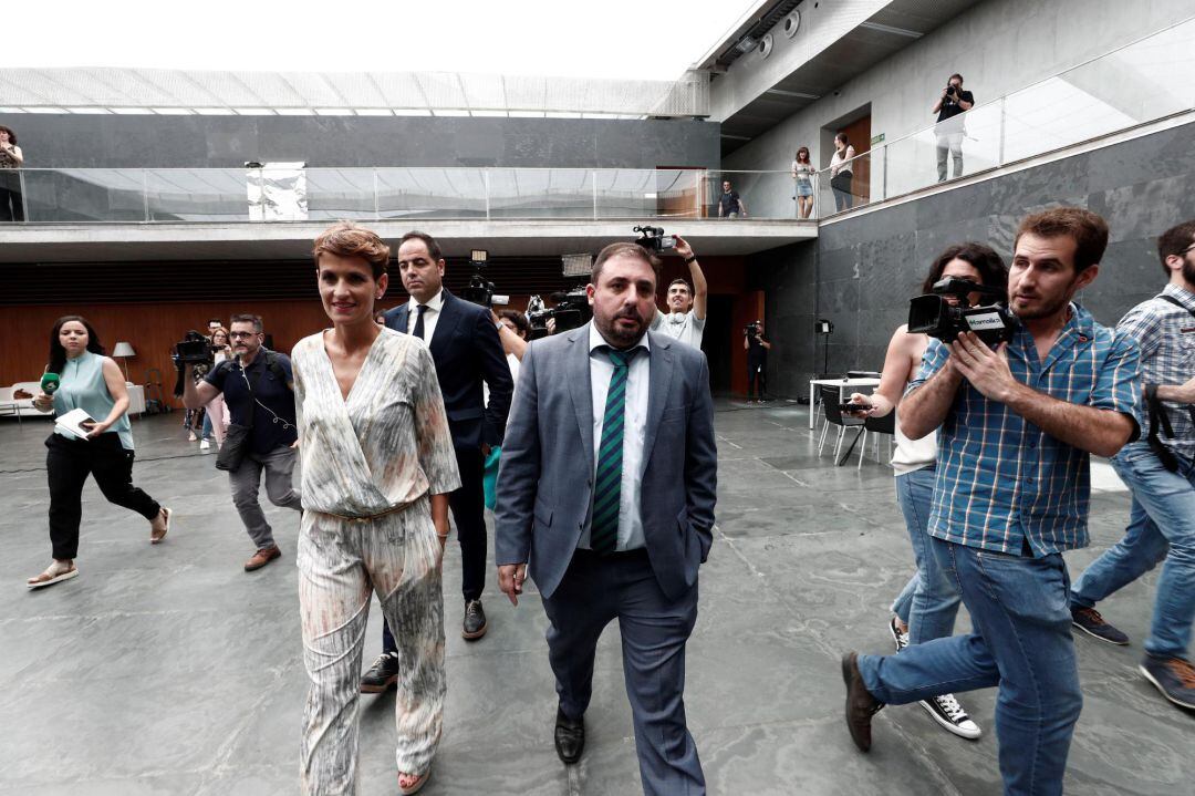 La portavoz del Grupo Socialista en el Parlamento de Navarra, María Chivite (c), junto a Ramón Alzórriz (c, detrás) del PSN, y a Unai Hualde (d), de Geroa Bai