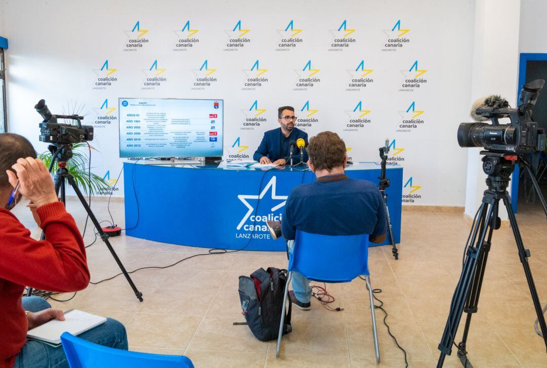 El portavoz de CC-PNC, Echedey Eugenio, en la rueda de prensa en la que anunció petición del pleno extraordinario.