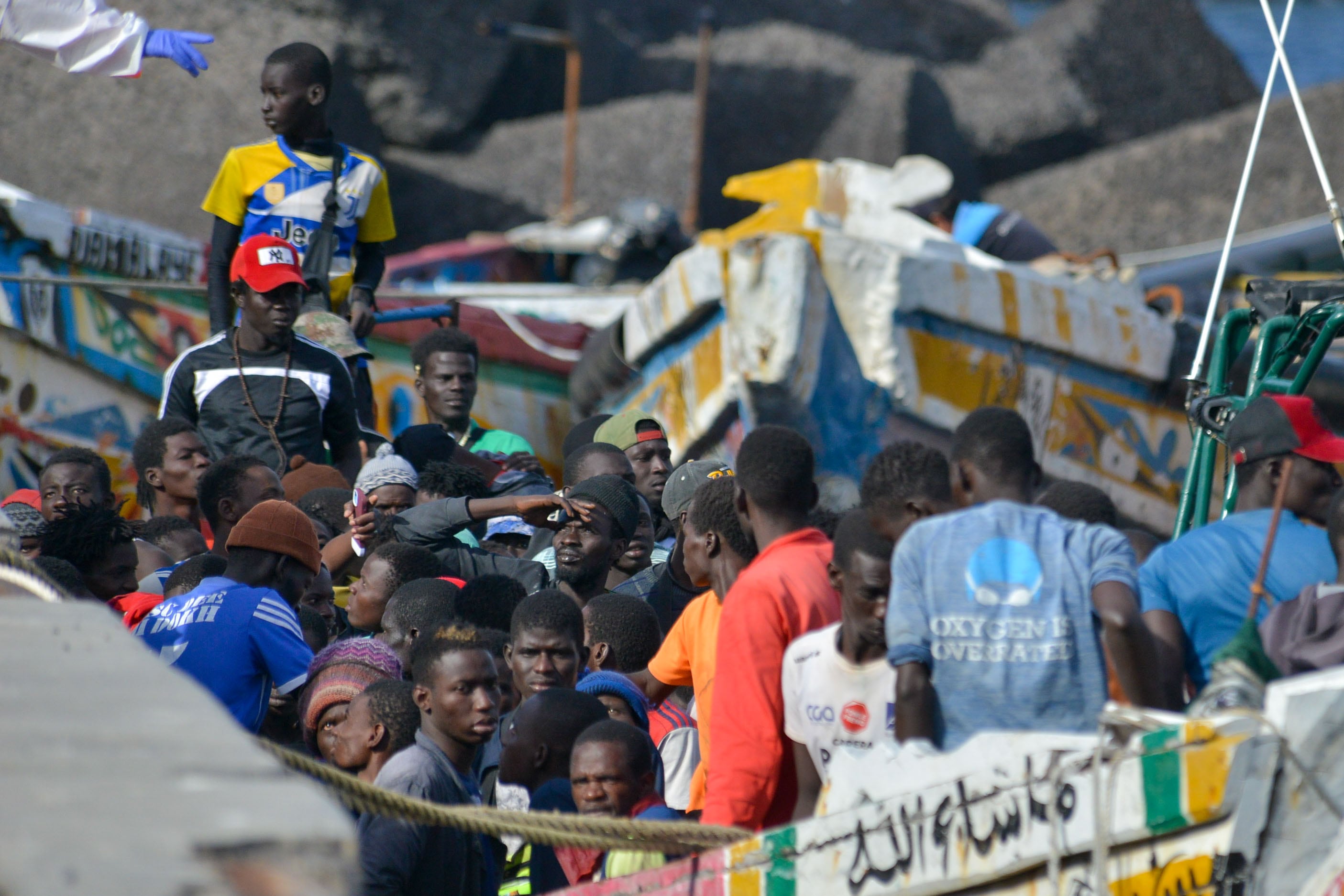 GRAFCAN9210. LA RESTINGA (EL HIERRO), 23/10/2023.- Cinco cayucos con 570 inmigrantes de origen subsahariano a bordo, entre ellos 46 menores, han llegado a Canarias en la primera mitad de este lunes, 327 de ellos en dos embarcaciones a El Hierro y 243 en tres a Tenerife. En la imagen, llegada al puerto de La Restinga (El Hierro) de un cayuco con 118 personas auxiliado por una embarcación de la Guardia Civil en aguas cercanas a El Hierro. EFE/ Gelmert Finol
