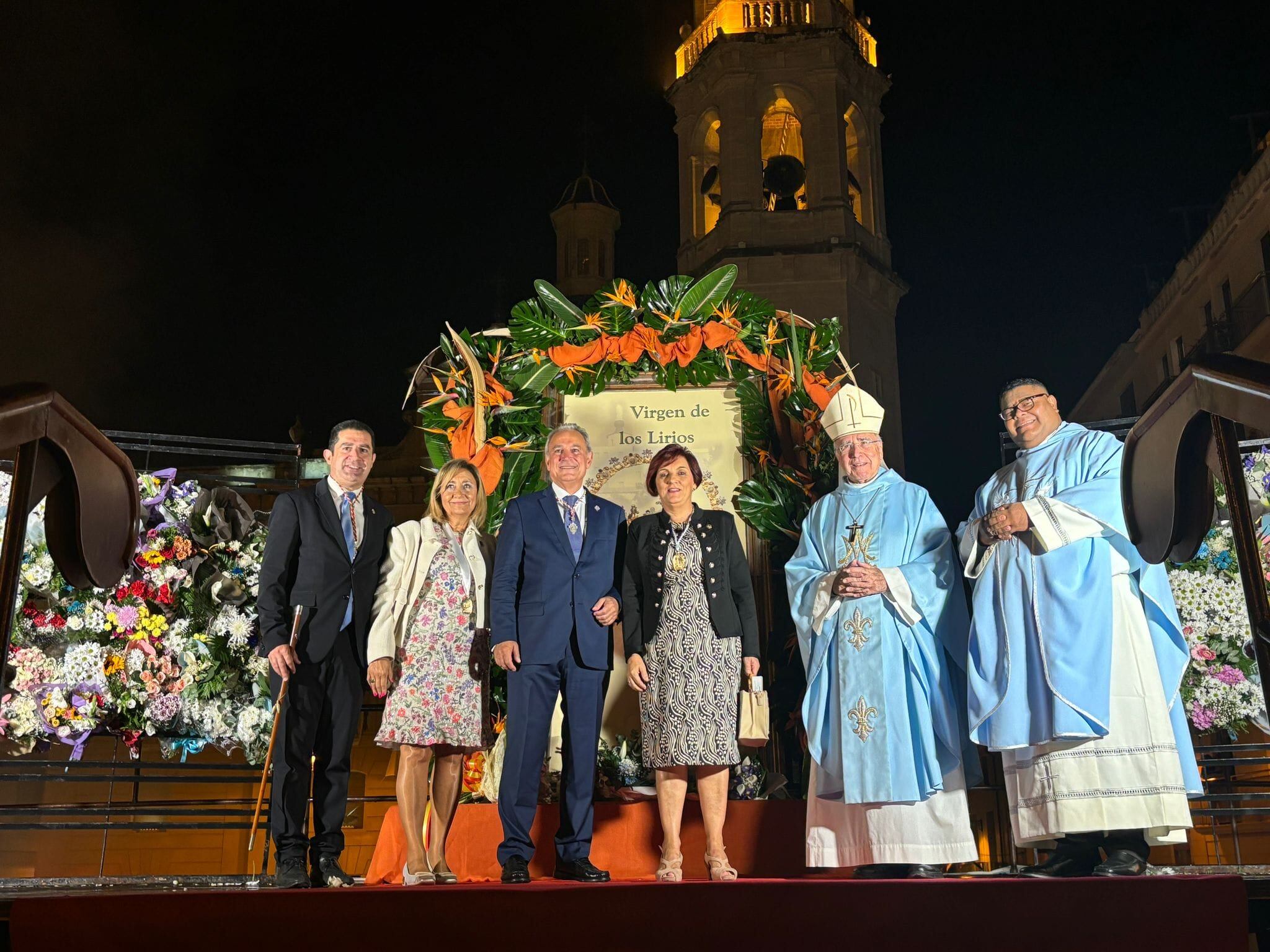 Antonio Francés, alcalde de Alcoy; Indalecio Carbonell, el presidente del Círculo Industrial que ha declamado la convocatoria a la Romería; Reme Perelló, presidenta de la Archicofradía de la Virgen de los Lirios; el Rvdm. José Vilaplana Blasco, y Jesús Fuentes Popa, consiliario de la Archicofradía.