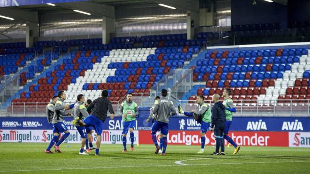 Jugadores del Eibar calientan antes del último partido en Ipurua