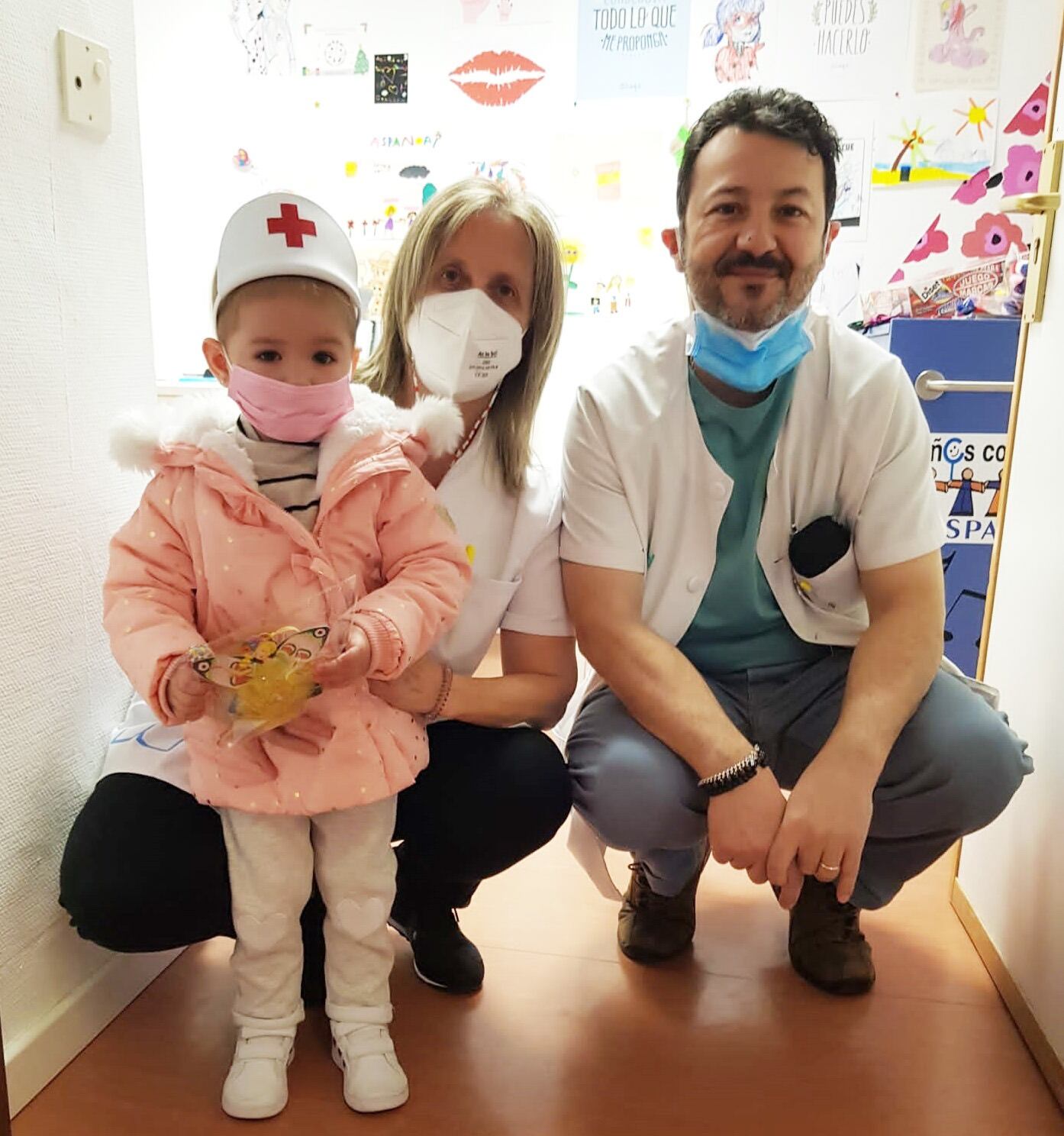 Valeria, una niña de Aspanoa, con la trabajadora social Gemma Sevillano y el psicólogo Antonio Celma, hace unos días en el hospital