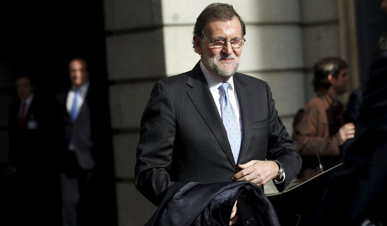 El presidente del Gobierno, Mariano Rajoy, abandona el Congreso.