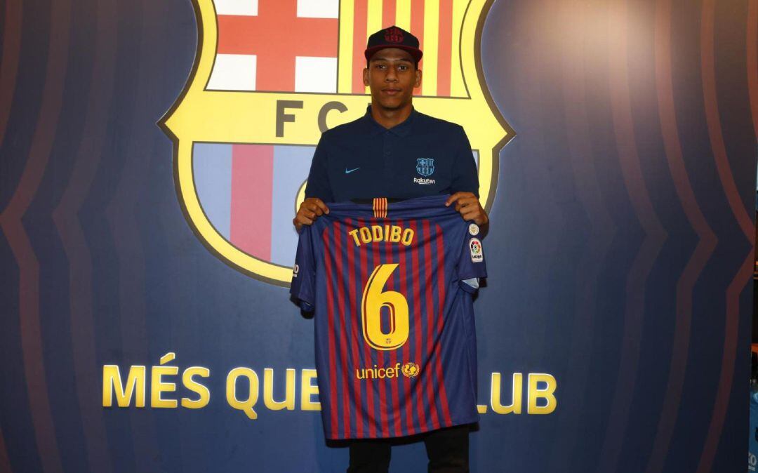 Todibo posa con su nueva camiseta 