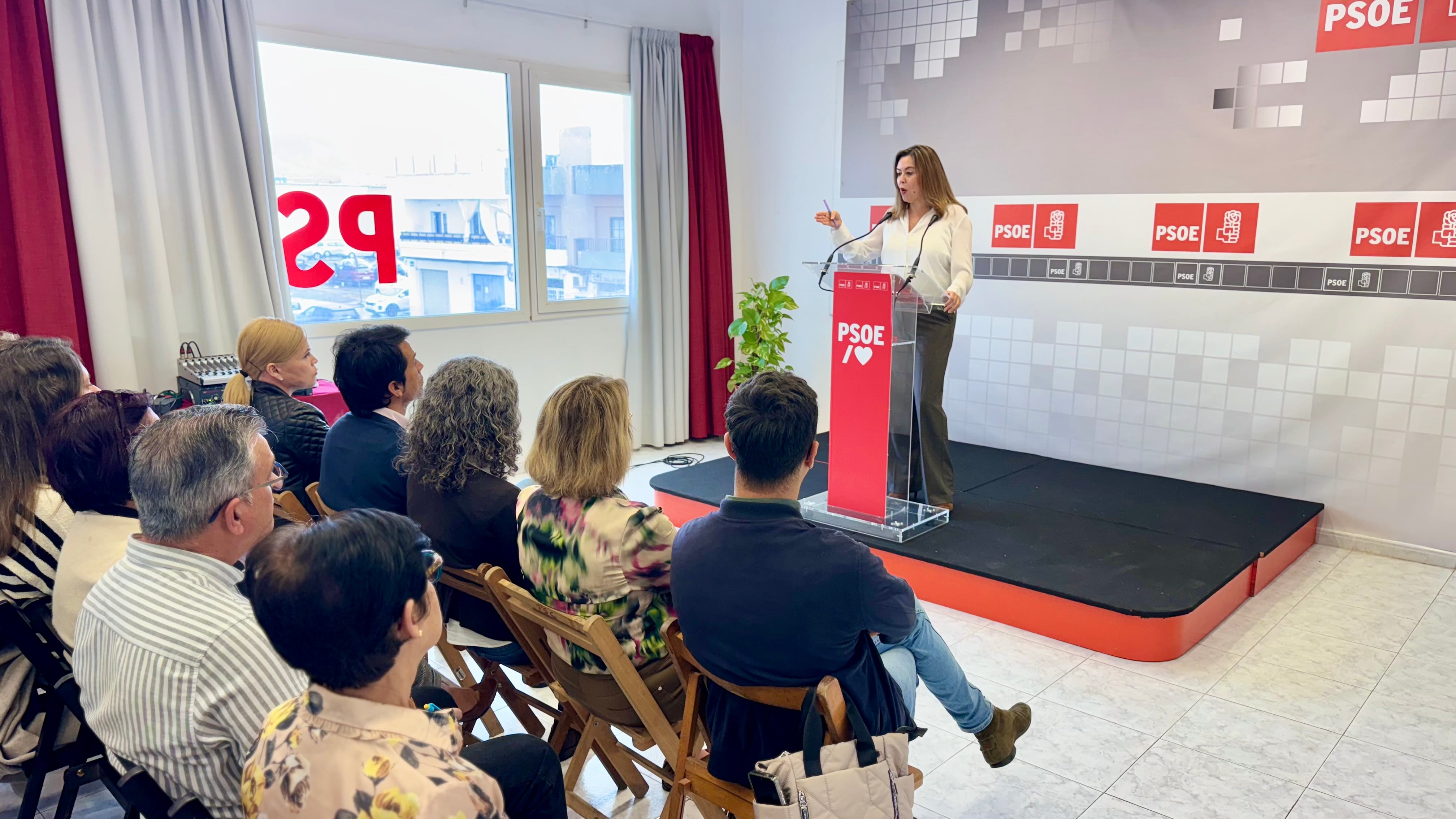 La secretaria general del PSOE de Lanzarote  y portavoz de los socialistas canarios en el Congreso, María Dolores Corujo.