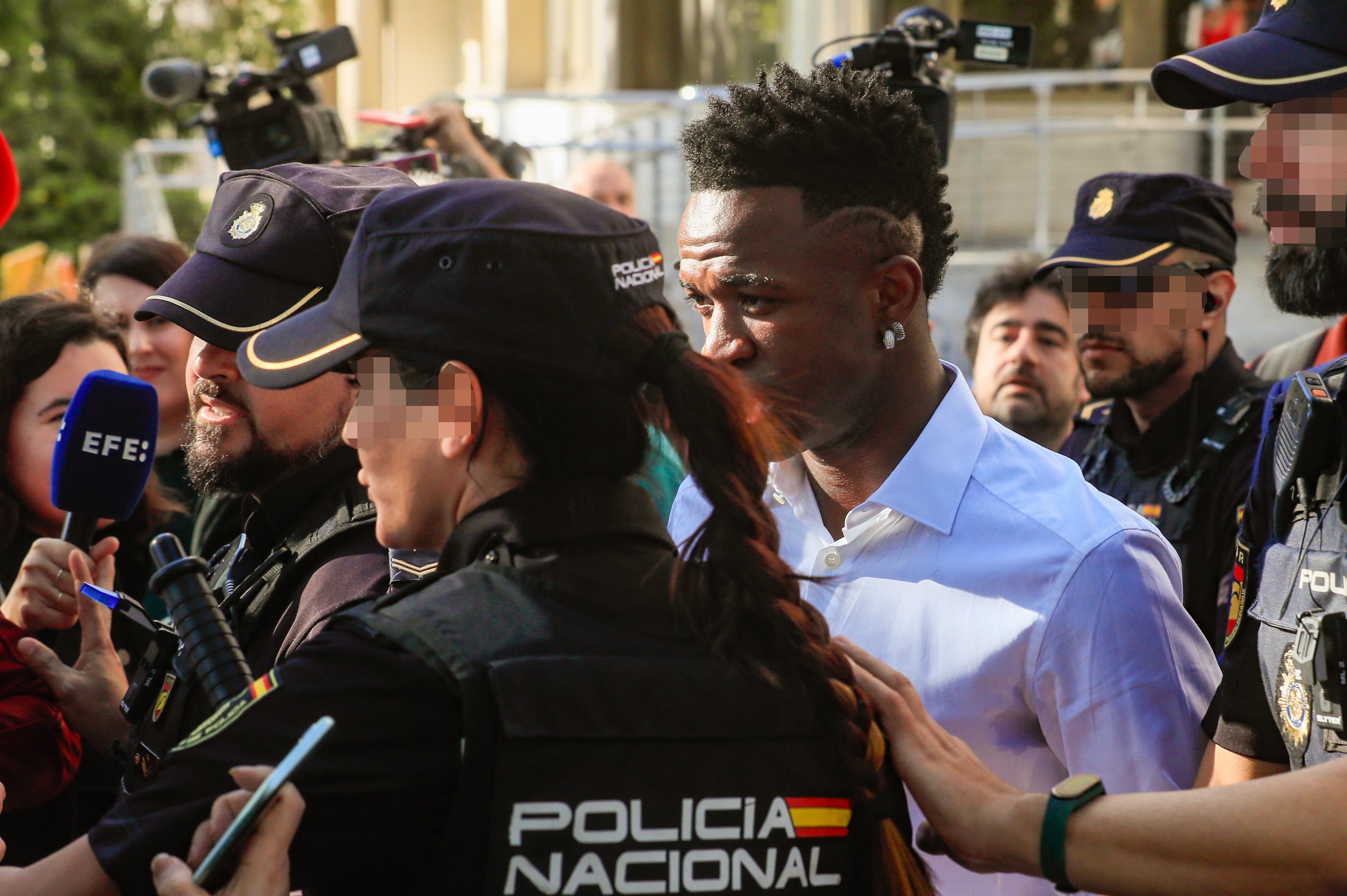 MADRID, 05/10/2023.- El delantero brasileño del Real Madrid Vinicius Jr (c) a su salida de los juzgados de Plaza de Castilla en Madrid para declarar por videoconferencia desde un juzgado de Madrid, en condición de víctima, por los insultos racistas recibidos en el estadio valenciano de Mestalla el pasado 21 de mayo. EFE/ Fernando Alvarado