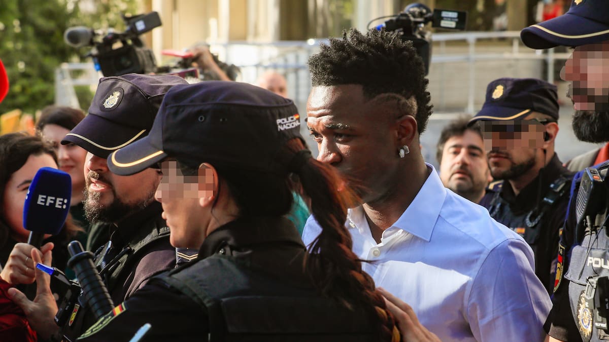 Vinicius asegura a la jueza que solo ha escuchado insultos racistas en Mestalla aunque LaLiga ha presentado múltiples denuncias ante Fiscalía por gritos xenófobos en diferentes estadios